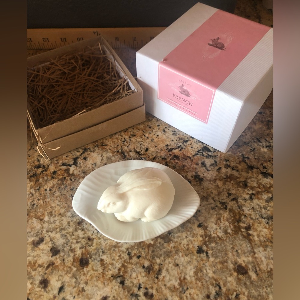 French Milled Rose Scented NWT bunny shaped soaps and dish